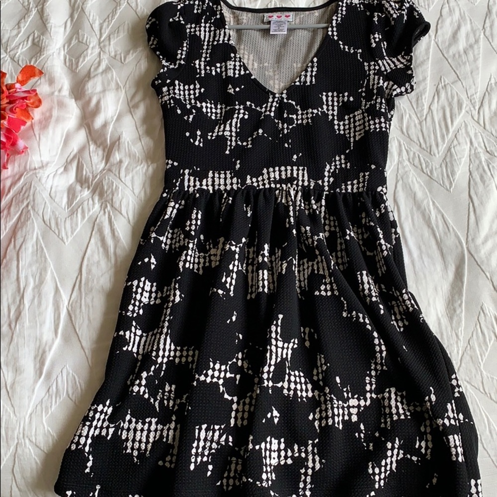 Black and white short sleeved dress